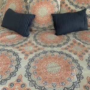 Queen comforter set.